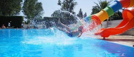 Una piscina al aire libre de temporada