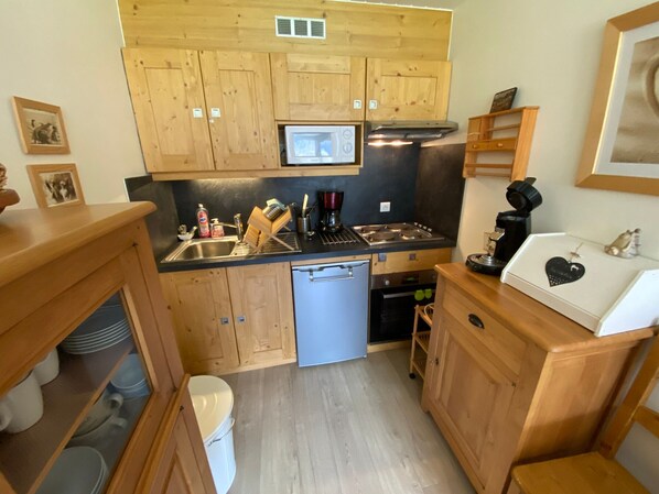 Geladeira, micro-ondas, fogão, lava-louças