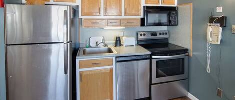 Køleskab, mikrobølgeovn, ovn, kogeplade