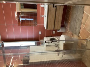 A modern bathroom with a glass-enclosed shower, a toilet, and a sink. - Villa with a pool and a view of the sea (Torre Delle Stelle (Maracalagonis))