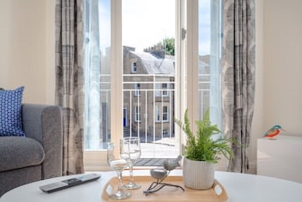 Smart TV - 2 Bedroom City Centre Townhouse - with Parking (Cambridge)