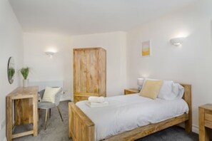 2 bedrooms, iron/ironing board, free WiFi, bed sheets - 2 Bedroom City Centre Townhouse - with Parking (Cambridge)