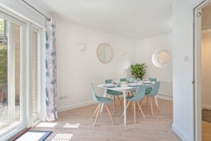 Dining - 2 Bedroom City Centre Townhouse - with Parking (Cambridge)