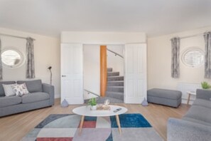 Smart TV - 2 Bedroom City Centre Townhouse - with Parking (Cambridge)