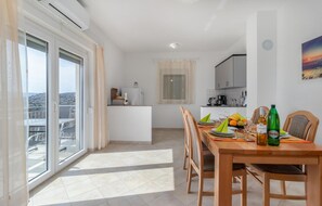 Dining - Cozy apartment in Ribarica - Karlobag (Ribarica - Karlobag)