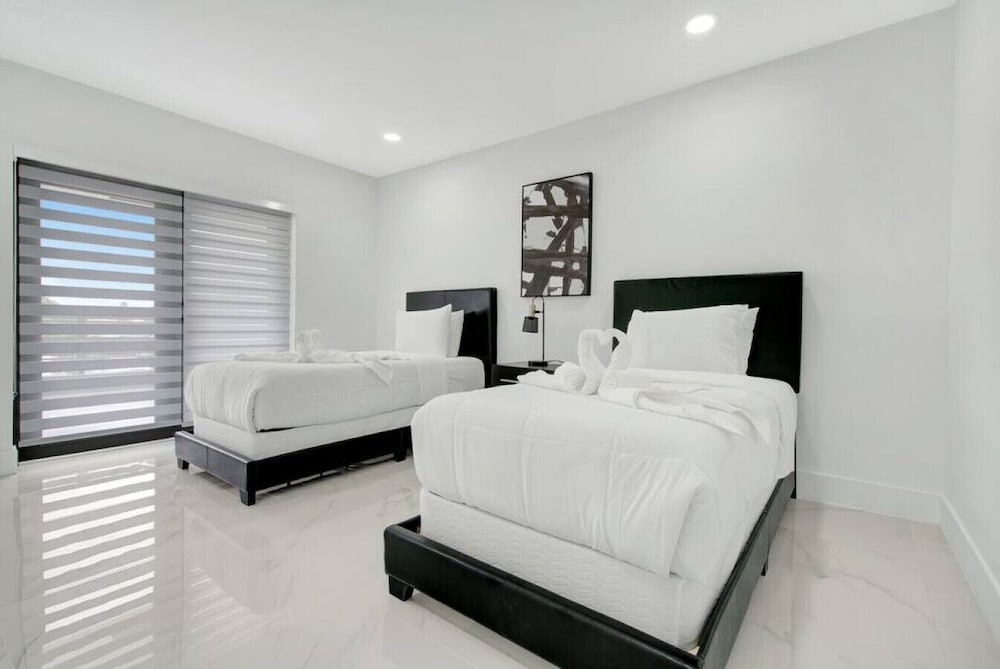 Stunning 4BD Duplex+Parking+Close to Coral Gables Westchester Vrbo
