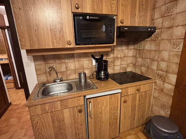 Jääkaappi, mikroaaltouuni