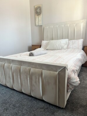 2 bedrooms, iron/ironing board, free WiFi, bed sheets - Beautiful home in peaceful neighbourhood  with great amenities around (Wigan)