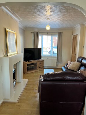 Smart TV - Beautiful home in peaceful neighbourhood  with great amenities around (Wigan)