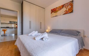 2 bedrooms, travel crib, free WiFi, bed sheets - Gorgeous apartment in Ripenda Kras with WiFi (Ripenda Kras)