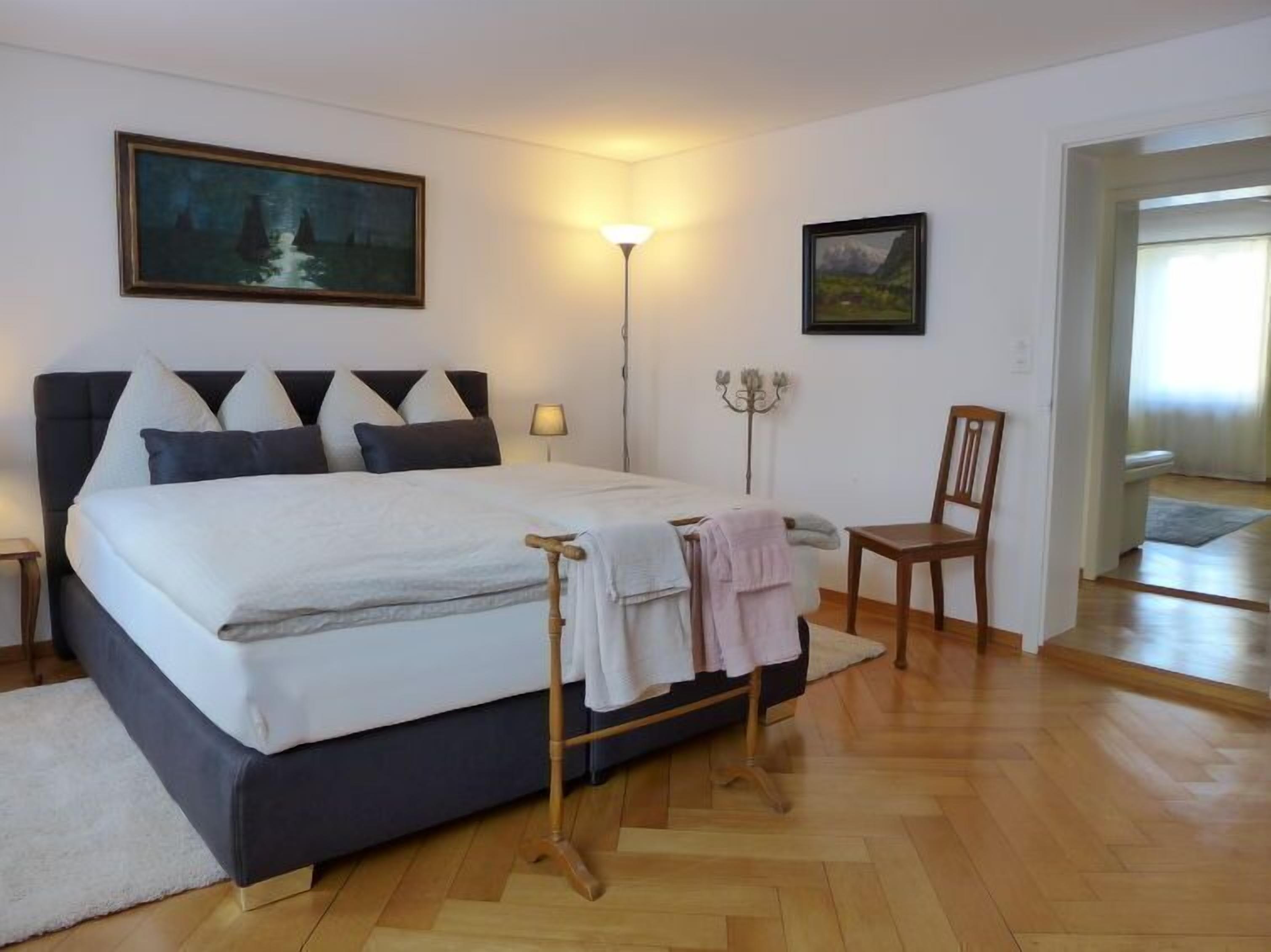 2 habitaciones, escritorio, tabla de planchar con plancha y wifi 