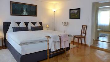 2 habitaciones, escritorio, tabla de planchar con plancha y wifi