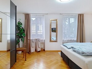2 bedrooms, desk, iron/ironing board, WiFi