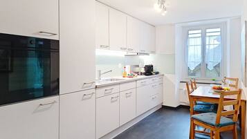 Fridge, oven, dishwasher, cookware/dishes/utensils