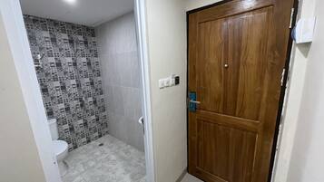 Escritorio, wifi gratis y ropa de cama
