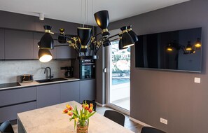 Réfrigérateur, un four, surface de cuisson, lave-vaisselle