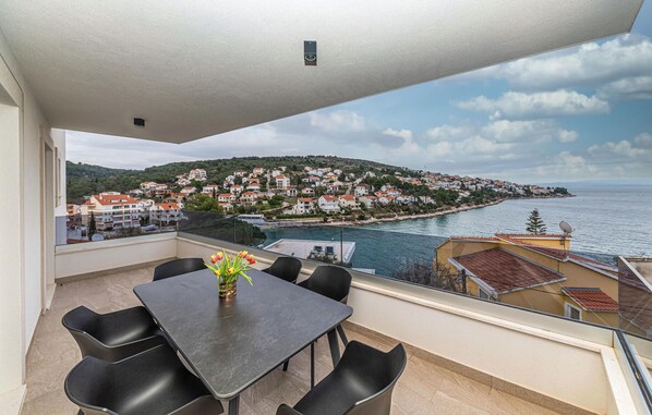 Outdoor dining - Nice apartment in Okrug Gornji with lake view (Okrug Gornji)