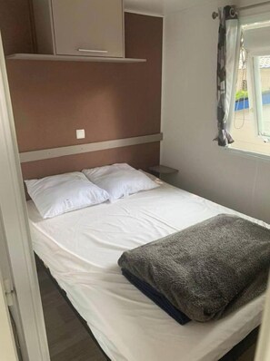 2 bedrooms, iron/ironing board, travel crib, wheelchair access - Waterfront mobile home Port des Barques 17 (in residential park) (Port des Barques)