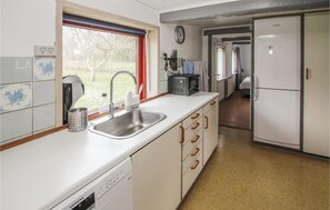 Fridge, oven, stovetop, dishwasher - Stunning home in Samsø with kitchen (Samsø)