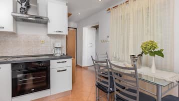 Een koelkast, een oven, een kookplaat, een koffiezetapparaat/waterkoker