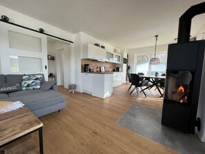 Télévision, cheminée, lecteur de DVD, table de tennis de table