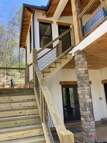 Summer Discount!  7 BR Luxury River home, hot tub, kayak, game room, fire pit