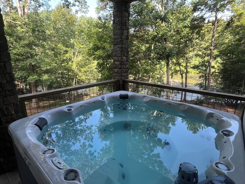Summer Discount!  7 BR Luxury River home, hot tub, kayak, game room, fire pit
