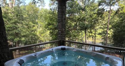Fall Discount! 7 BR Luxury River home, hot tub, kayak, game room, fire pit