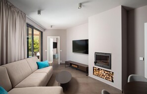 Smart TV, fireplace