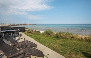 Property grounds - Nice home in Samsø with house sea view (Samsø)