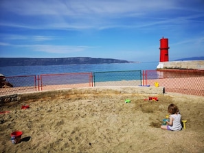 Playa en los alrededores, playa de arena blanca y 3 bares en la playa 