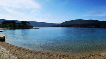 Beach nearby, white sand, 3 beach bars