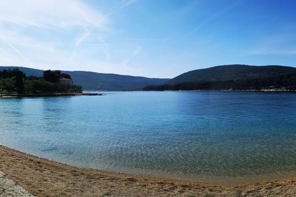 Beach nearby, white sand, 3 beach bars