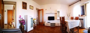 Comfort Apartment | Living area - Naomi's Sunshine (Cres)