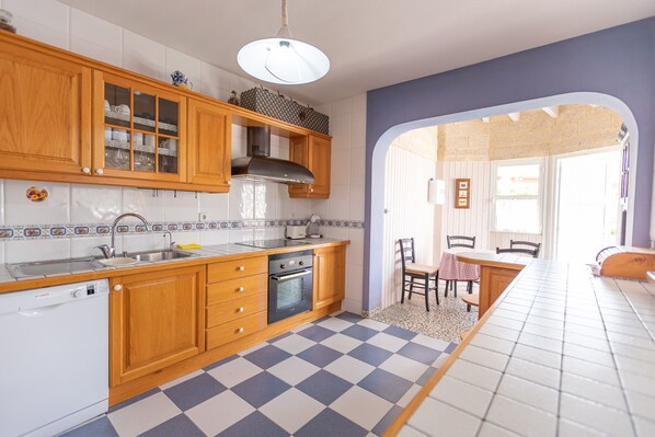 Køleskab, mikrobølgeovn, ovn, opvaskemaskine