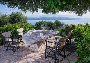 Outdoor dining - Villa Vasso Two-Bedroom Sea View Residence near Kerasia Beach (Αγνίτσινη)