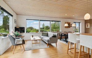 TV, fireplace - Lovely home in Samsø with WiFi (Samsø)