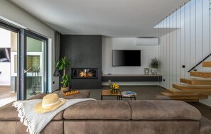 Smart TV, fireplace