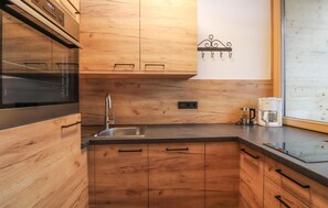Kühlschrank, Mikrowelle, Herdplatte, Geschirrspüler