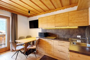 Kühlschrank, Mikrowelle, Herdplatte, Geschirrspüler