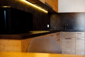 Refrigerador, microondas, placa de cocina, lavavajillas