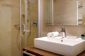 Een douche, een haardroger, handdoeken