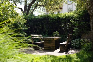 Outdoor dining - Apartment "Kriendl Nr 1" with Mountain View, Shared Garden & Wi-Fi (Valdaora di Mezzo)