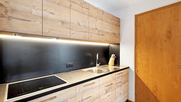 Kühlschrank, Mikrowelle, Herdplatte, Geschirrspüler