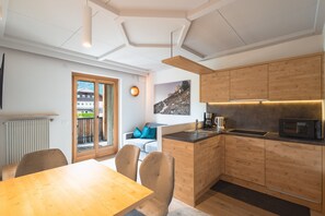 Kühlschrank, Mikrowelle, Herdplatte, Geschirrspüler