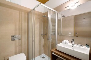 Douche, sèche-cheveux, serviettes fournies