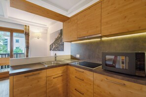 Kühlschrank, Mikrowelle, Herdplatte, Geschirrspüler