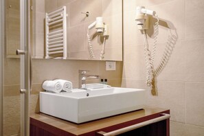 Douche, sèche-cheveux, serviettes fournies