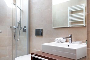 Douche, sèche-cheveux, serviettes fournies