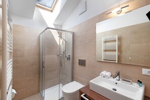 Shower, hair dryer, towels - Apartment 'Kriendl Nr 4' with Mountain View, Private Terrace and Wi-Fi (Valdaora di Mezzo)